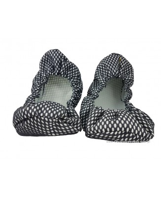 10-102/1 czarno białe ochraniacze na buty, wielorazowe ortalionowe obuwie ochronne obuwie muzealne, do żłobka, przedszkola, szko