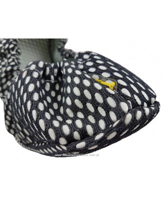 10-102/1 czarno białe ochraniacze na buty, wielorazowe ortalionowe obuwie ochronne obuwie muzealne, do żłobka, przedszkola, szko