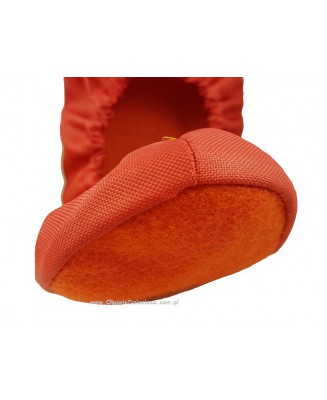 10-102/1PFI CZERWONE z FILCEM na spodach ochraniacze na buty, wielorazowe ortalionowe obuwie ochronne obuwie muzealne, do żłobka