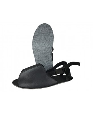 10-210/2MKL czarne ochronne filcowe-tworzywowe obuwie muzealne z zapiętkiem i regulownym zapięciem, wielorazowego użytku ochrani